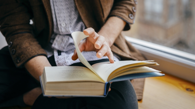 20150729211514-man-reading-book-hipster